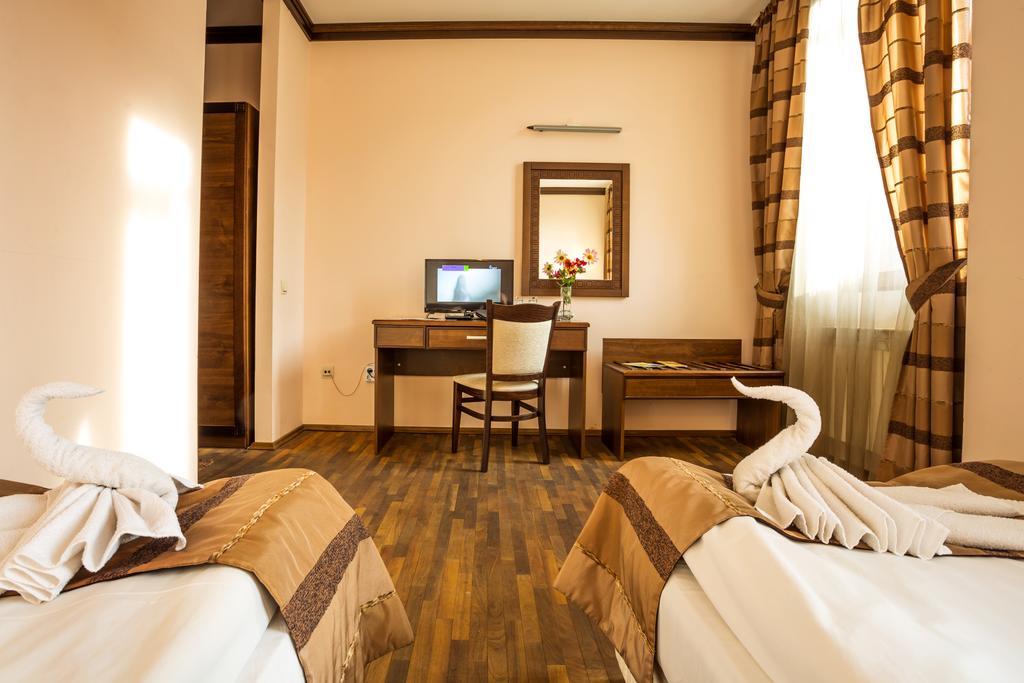 Family Hotel Тетевен Экстерьер фото
