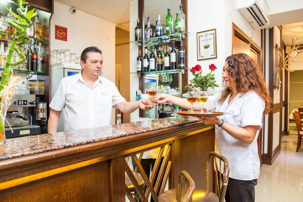 Family Hotel Тетевен Экстерьер фото