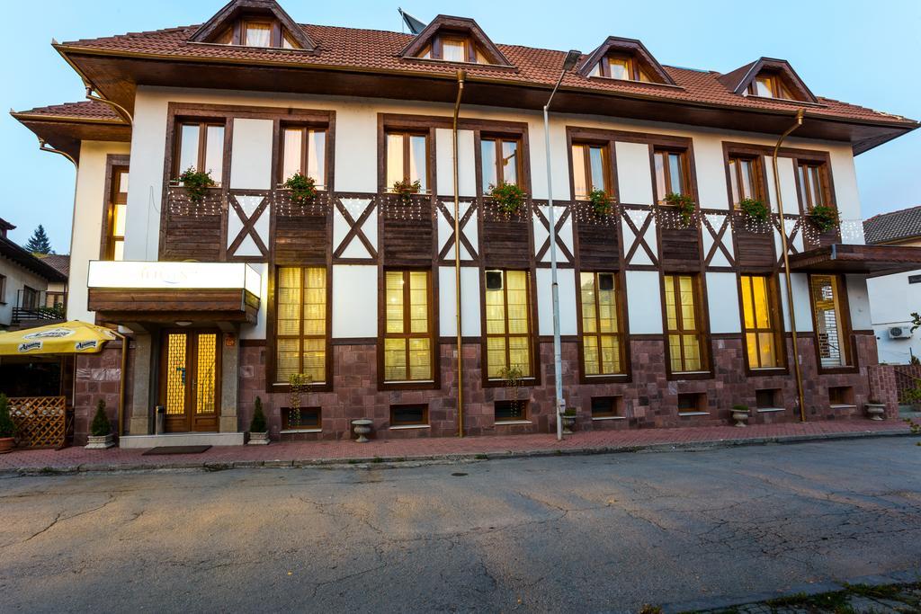 Family Hotel Тетевен Экстерьер фото